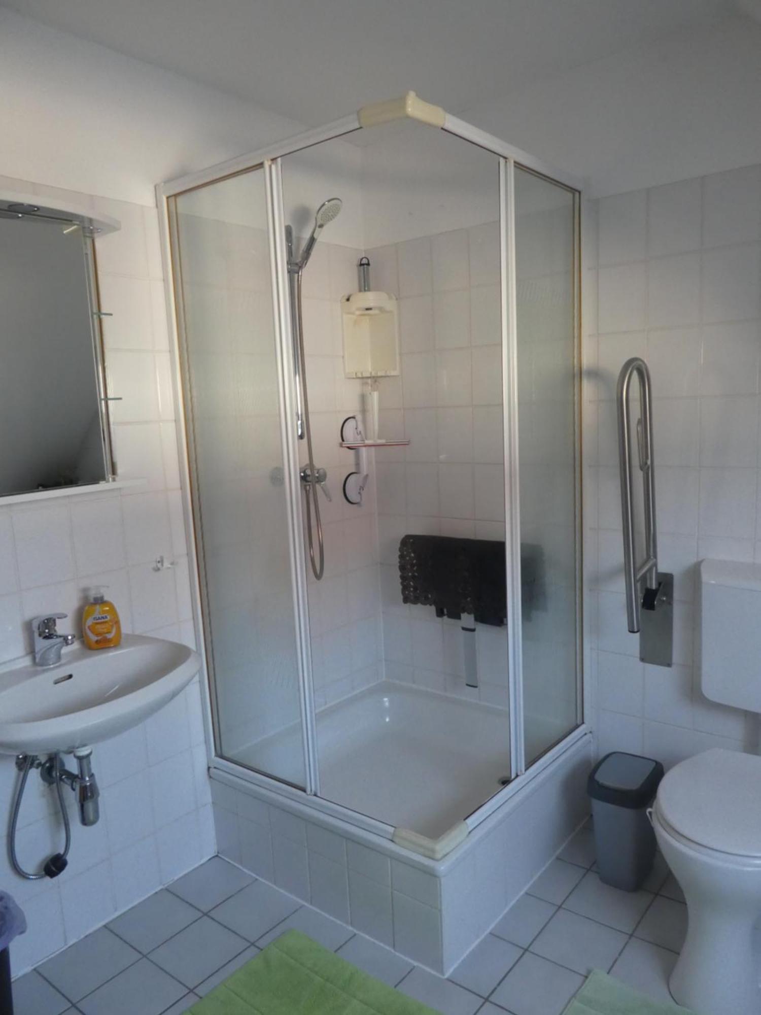 Gaeste-Und Ferienwohnung Magdeburg Alt-Olvenstedt, Zwei Schlafzimmer, Treppenlift, Ruhige Lage, Naehe Klinikum Und Abfahrten A 2 Und A 14 Exterior photo