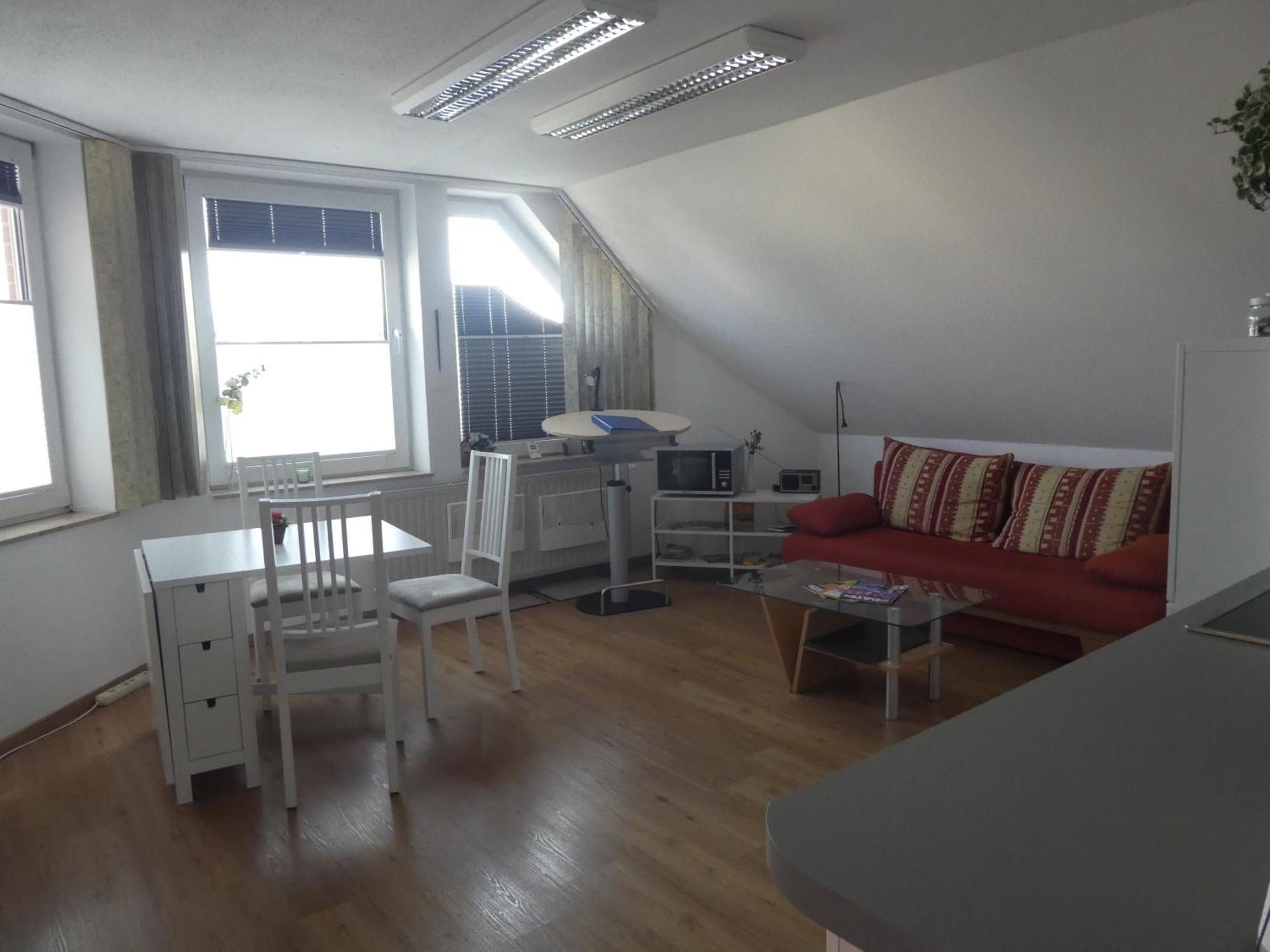 Gaeste-Und Ferienwohnung Magdeburg Alt-Olvenstedt, Zwei Schlafzimmer, Treppenlift, Ruhige Lage, Naehe Klinikum Und Abfahrten A 2 Und A 14 Exterior photo