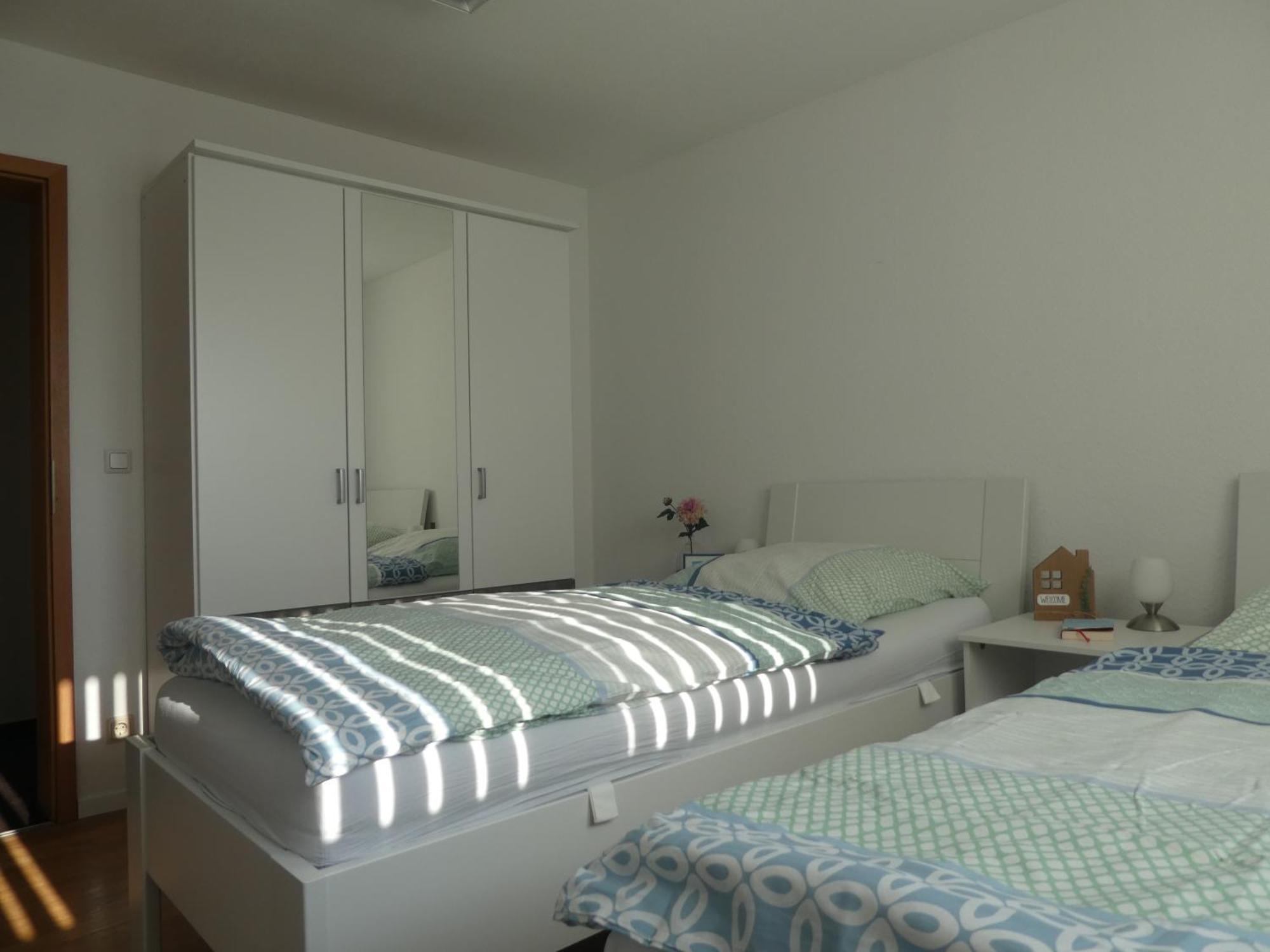 Gaeste-Und Ferienwohnung Magdeburg Alt-Olvenstedt, Zwei Schlafzimmer, Treppenlift, Ruhige Lage, Naehe Klinikum Und Abfahrten A 2 Und A 14 Exterior photo