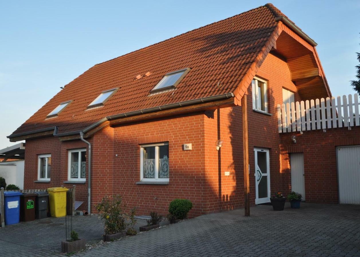 Gaeste-Und Ferienwohnung Magdeburg Alt-Olvenstedt, Zwei Schlafzimmer, Treppenlift, Ruhige Lage, Naehe Klinikum Und Abfahrten A 2 Und A 14 Exterior photo